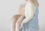 Escultura de porcelana policromada representand... - Escultura de porcelana policromada representando "Pietá".
