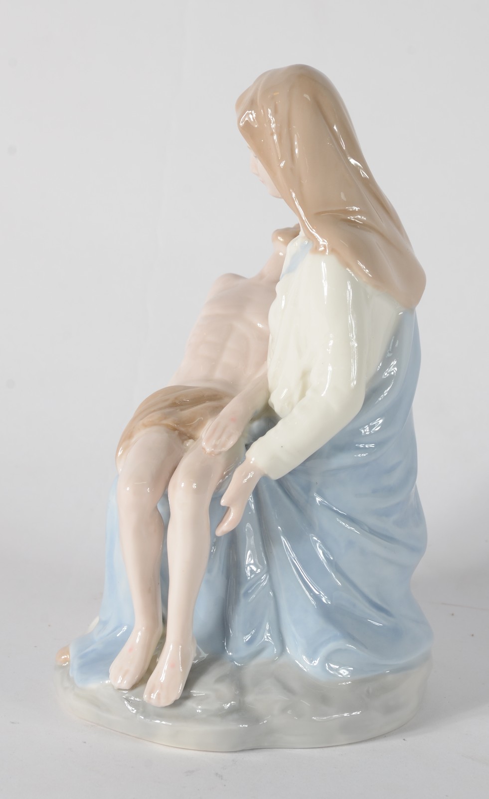 Escultura de porcelana policromada representando "Pietá". - foto 5 de 6