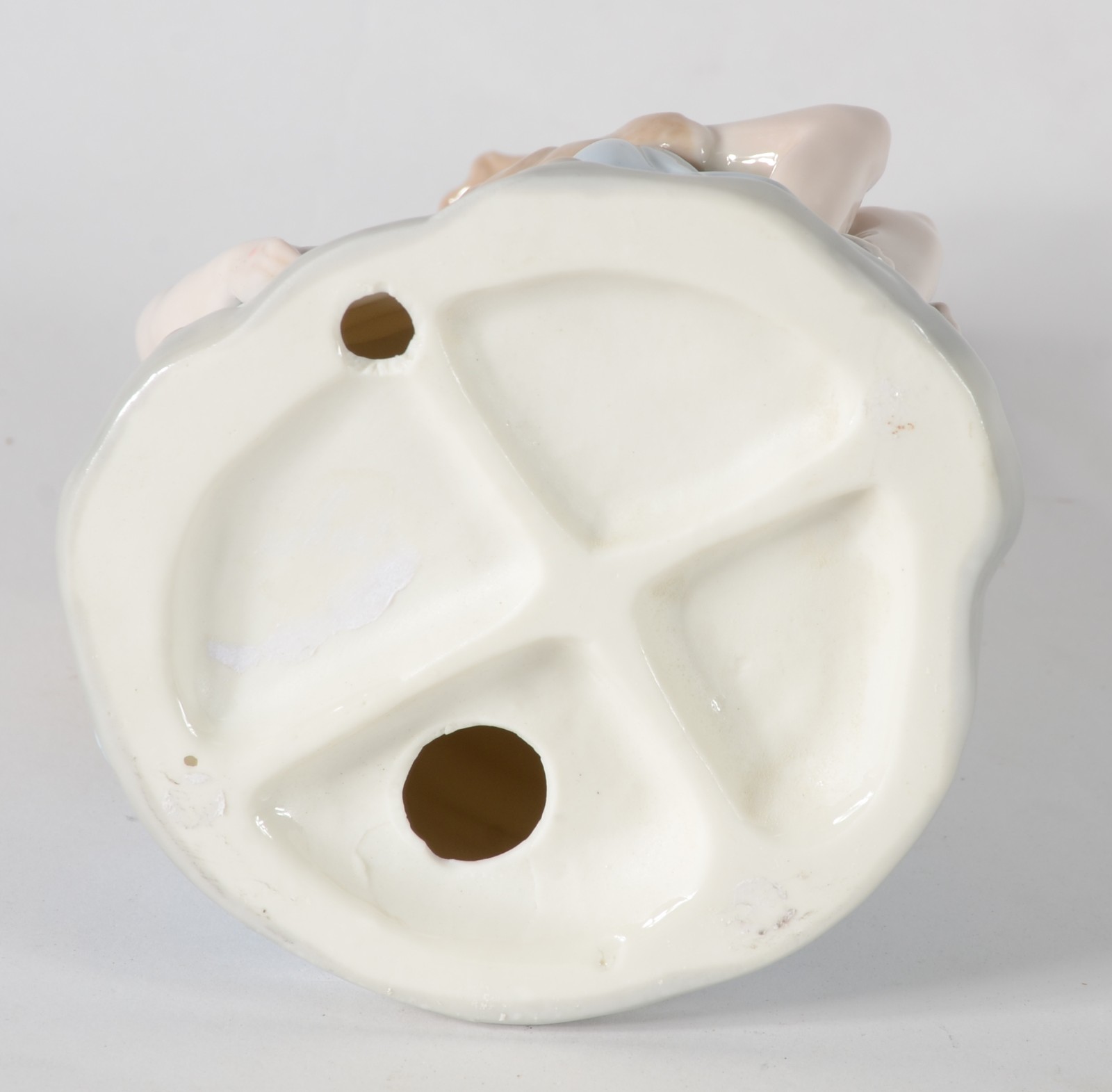 Escultura de porcelana policromada representando "Pietá". - foto 6 de 6