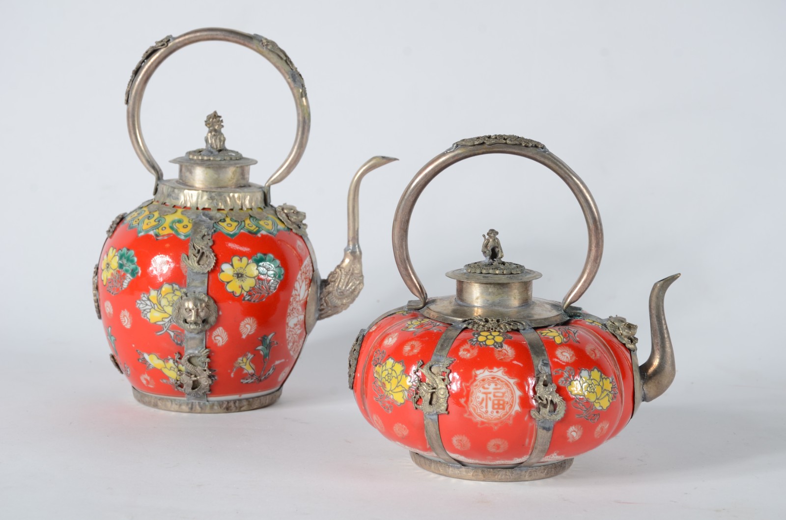 Duas pequenas chaleiras decorativas de metal e porcelana na cor... - foto 1 de 7