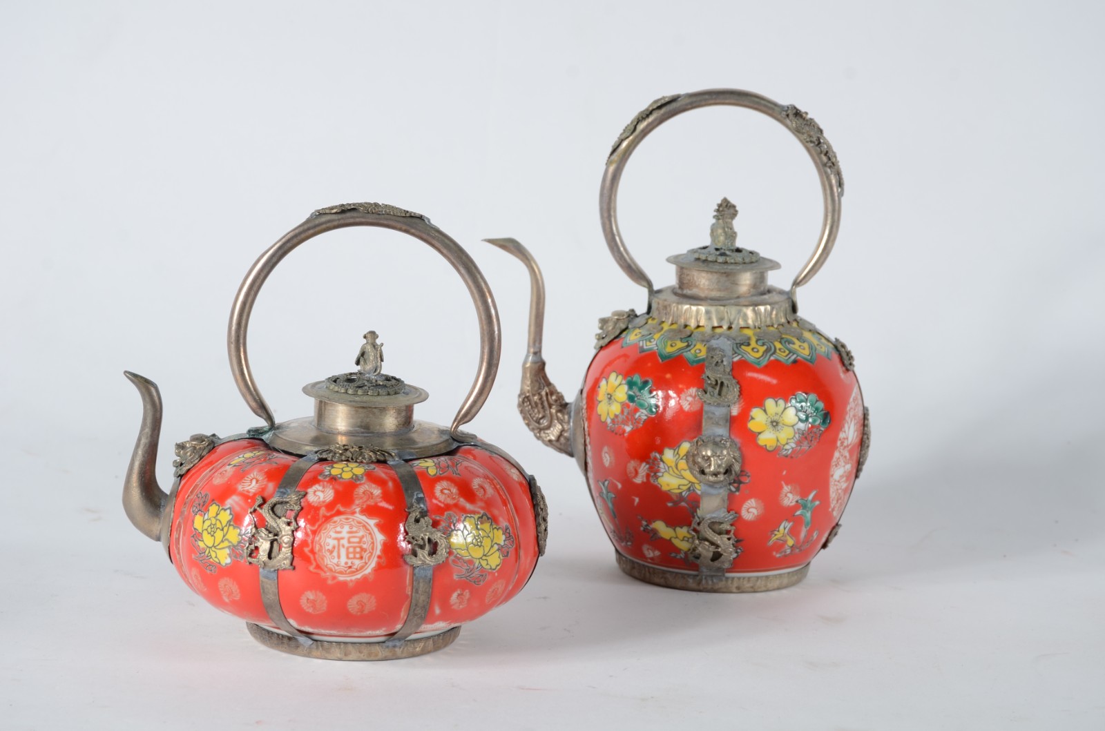 Duas pequenas chaleiras decorativas de metal e porcelana na cor... - foto 2 de 7