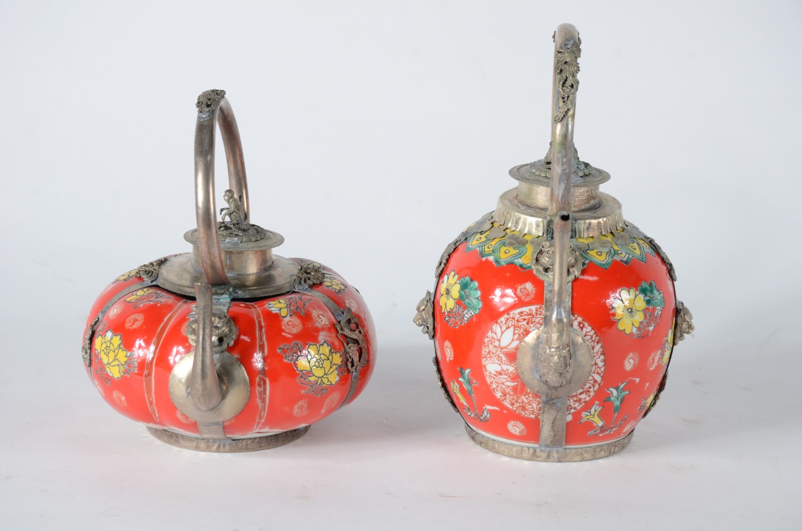 Duas pequenas chaleiras decorativas de metal e porcelana na cor... - foto 3 de 7