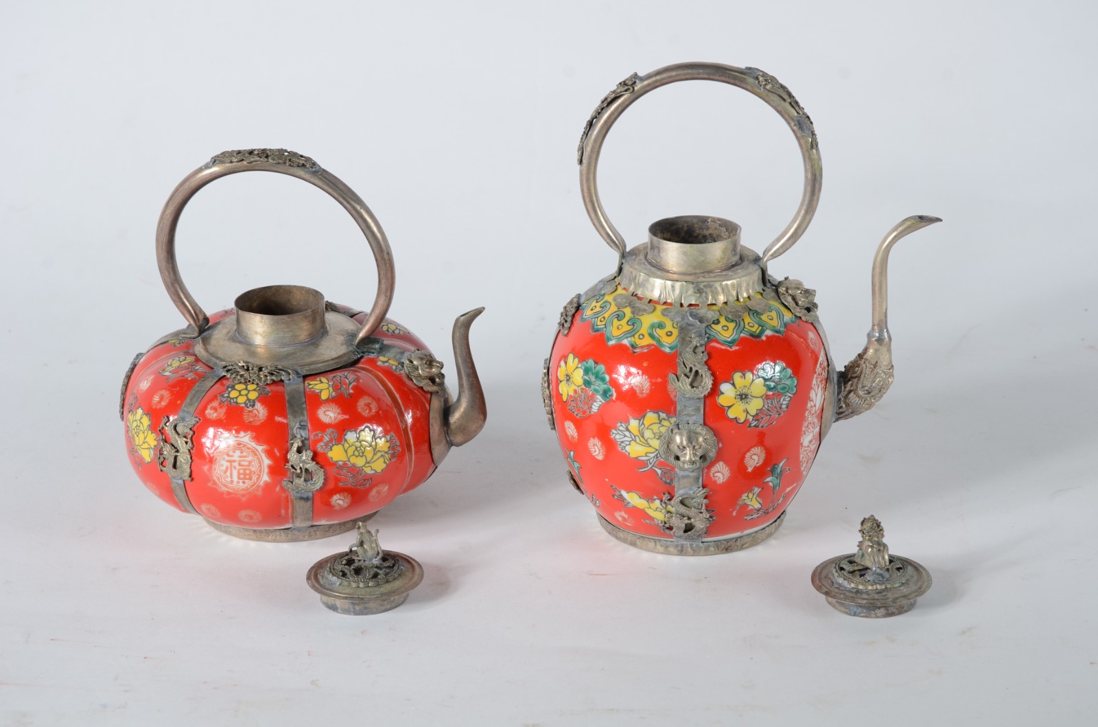 Duas pequenas chaleiras decorativas de metal e porcelana na cor... - foto 4 de 7