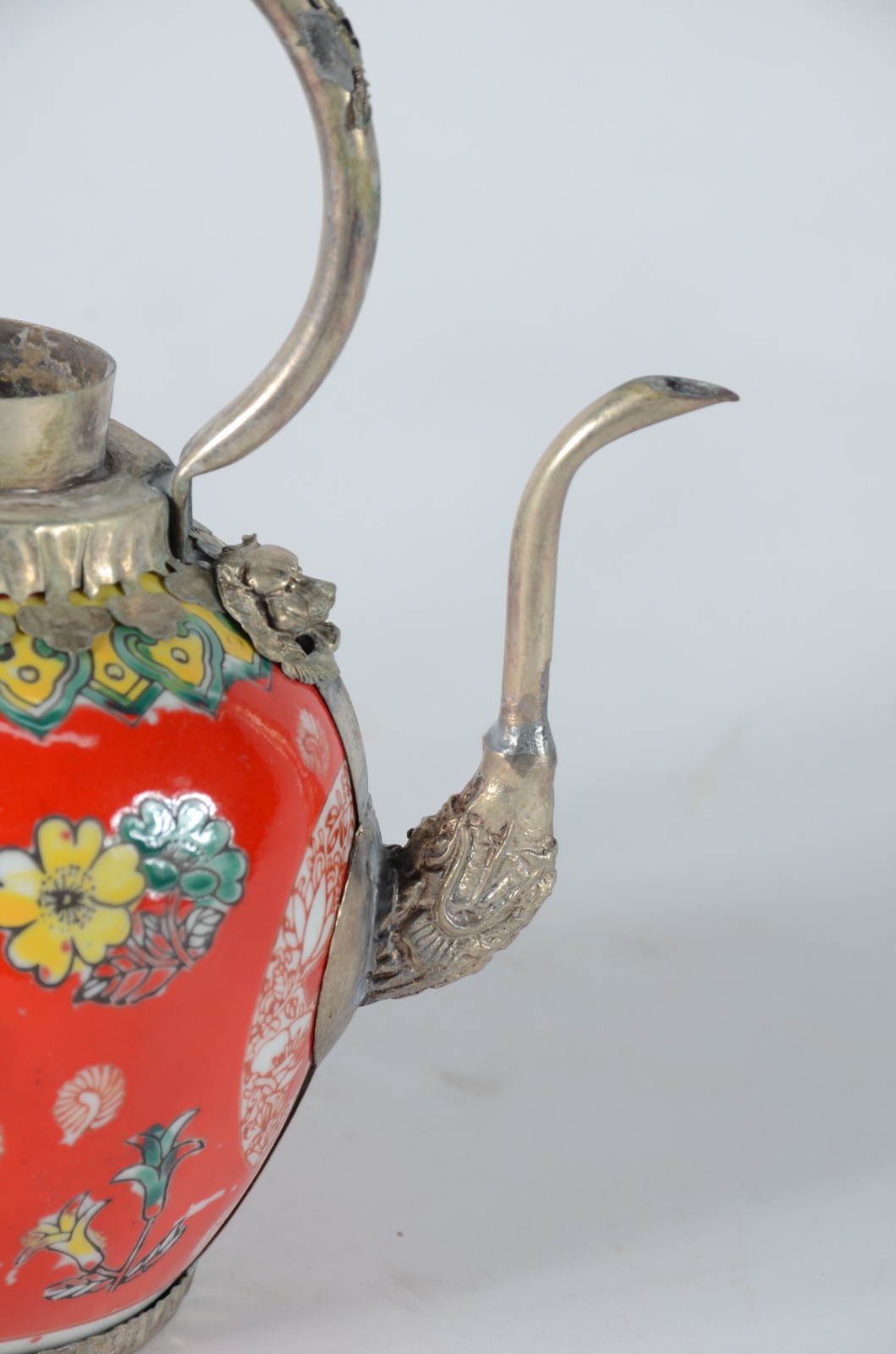 Duas pequenas chaleiras decorativas de metal e porcelana na cor... - foto 5 de 7