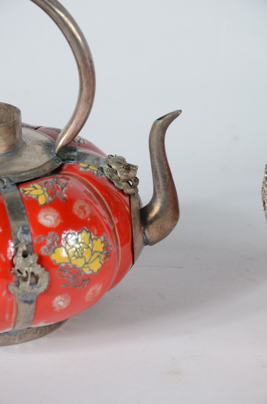 Duas pequenas chaleiras decorativas de metal e porcelana na cor... - foto 6 de 7