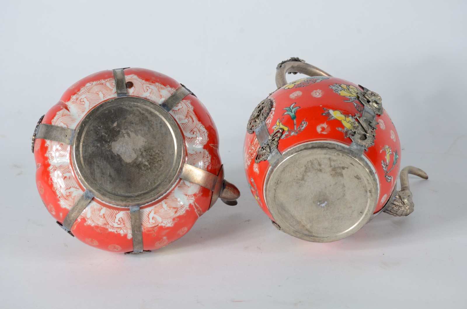 Duas pequenas chaleiras decorativas de metal e porcelana na cor... - foto 7 de 7