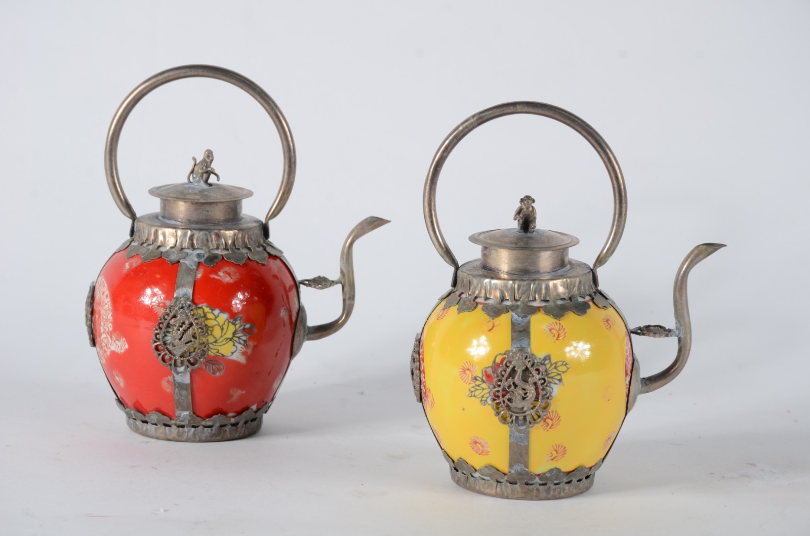 Duas pequenas chaleiras decorativas de metal e porcelana. - foto 1 de 9