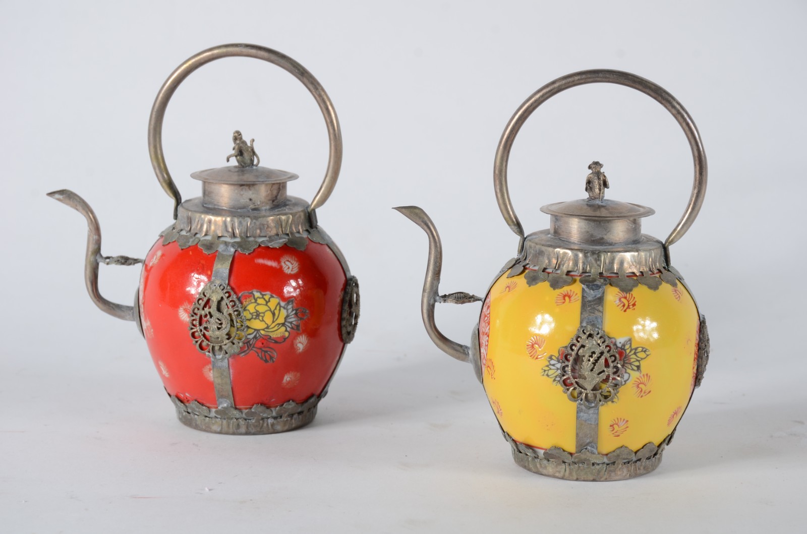Duas pequenas chaleiras decorativas de metal e porcelana. - foto 2 de 9