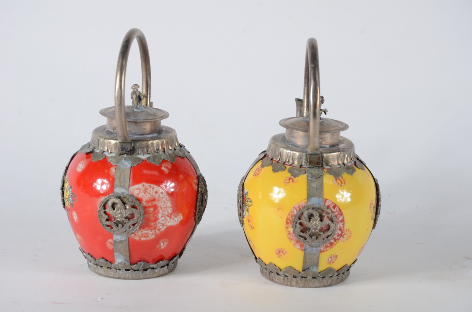 Duas pequenas chaleiras decorativas de metal e porcelana. - foto 3 de 9