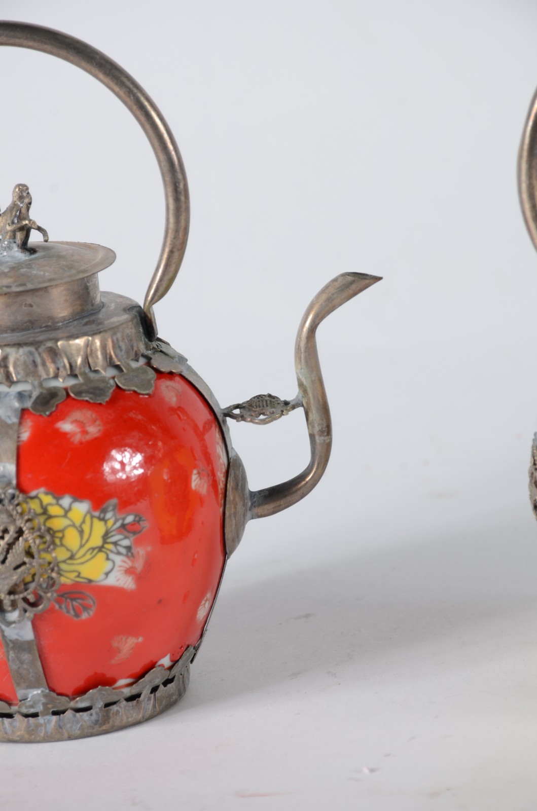 Duas pequenas chaleiras decorativas de metal e porcelana. - foto 4 de 9