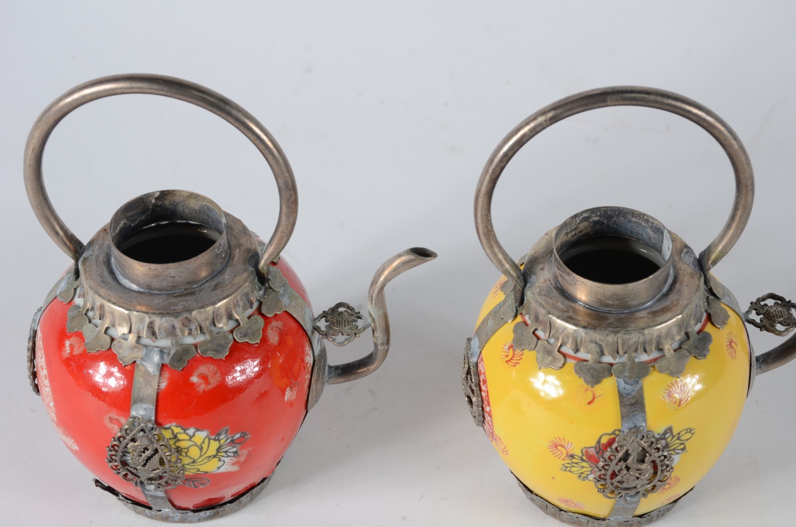 Duas pequenas chaleiras decorativas de metal e porcelana. - foto 9 de 9