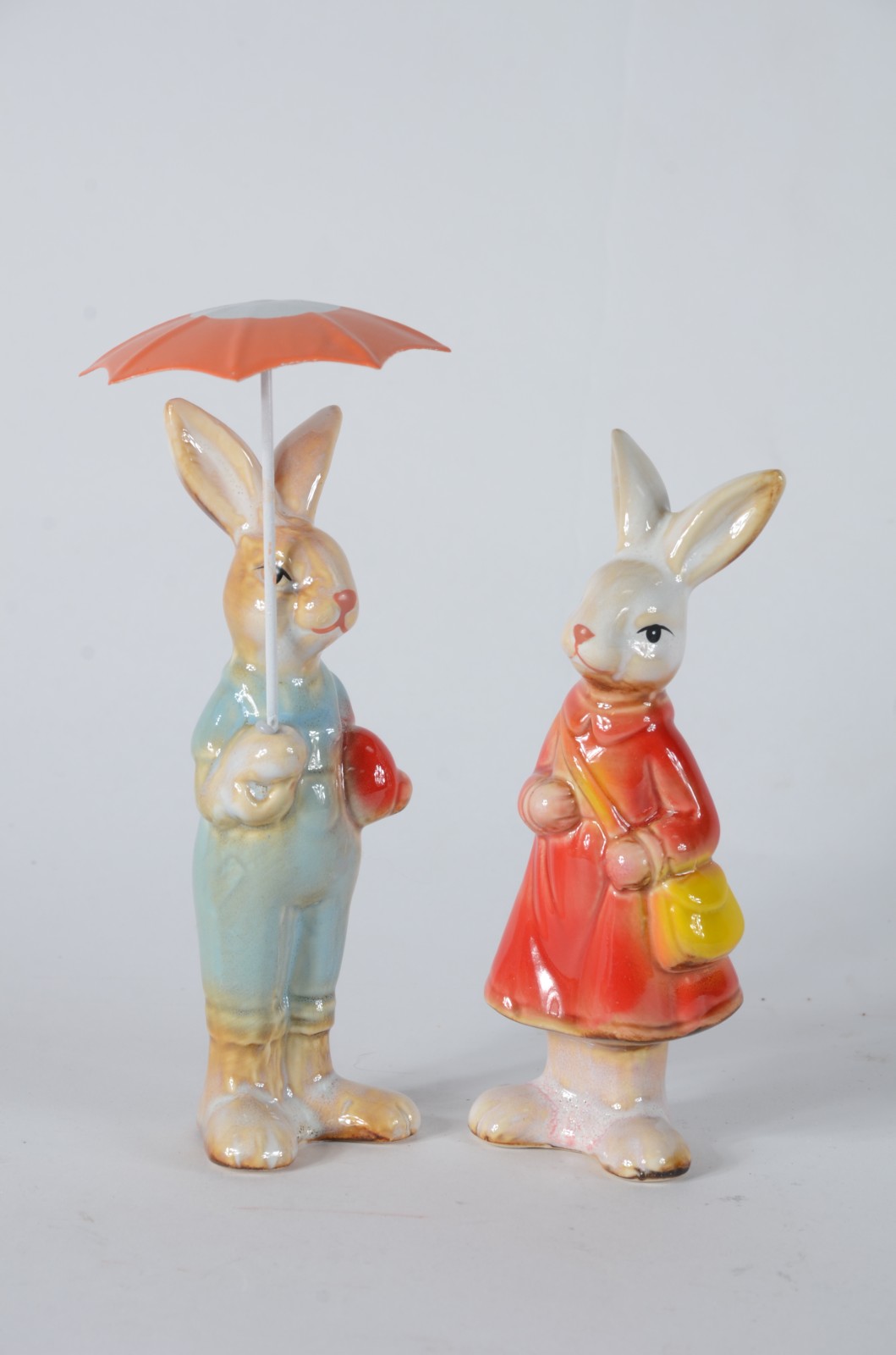 Par de esculturas de porcelana policromada representando coelhos com... - foto 1 de 6