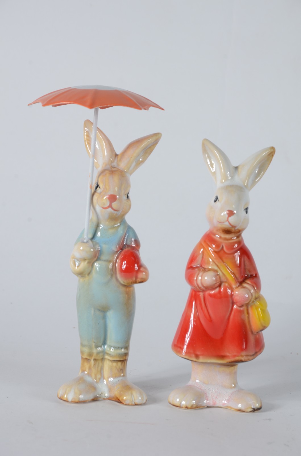 Par de esculturas de porcelana policromada representando coelhos com... - foto 2 de 6