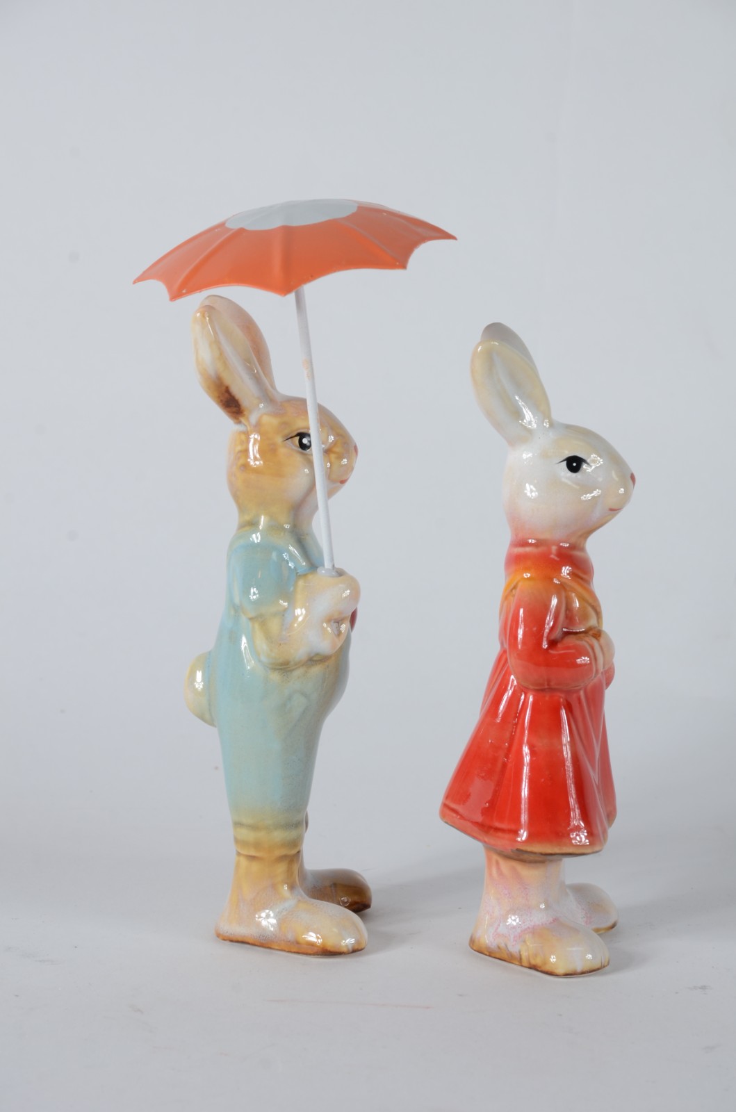 Par de esculturas de porcelana policromada representando coelhos com... - foto 3 de 6