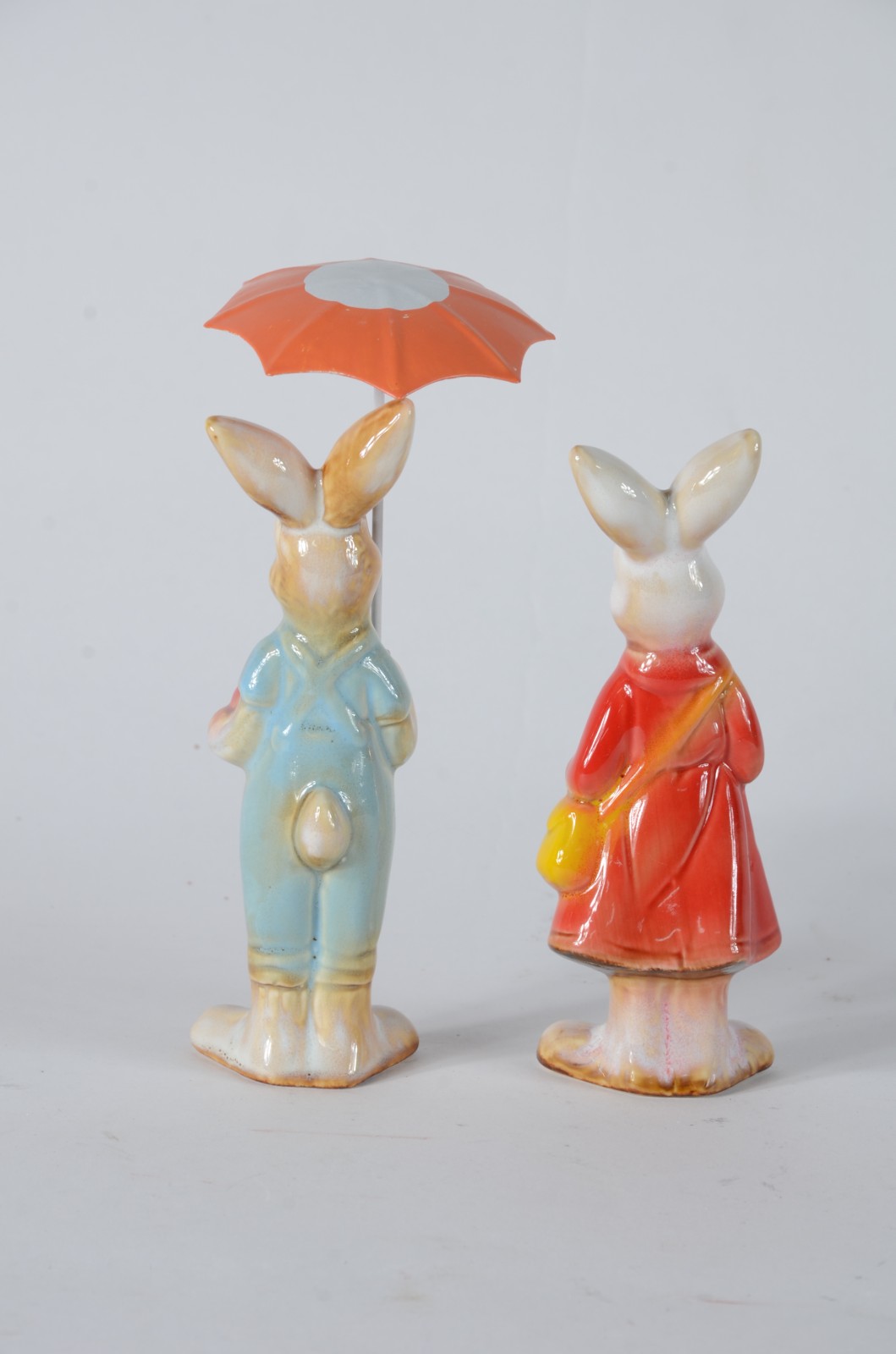 Par de esculturas de porcelana policromada representando coelhos com... - foto 4 de 6