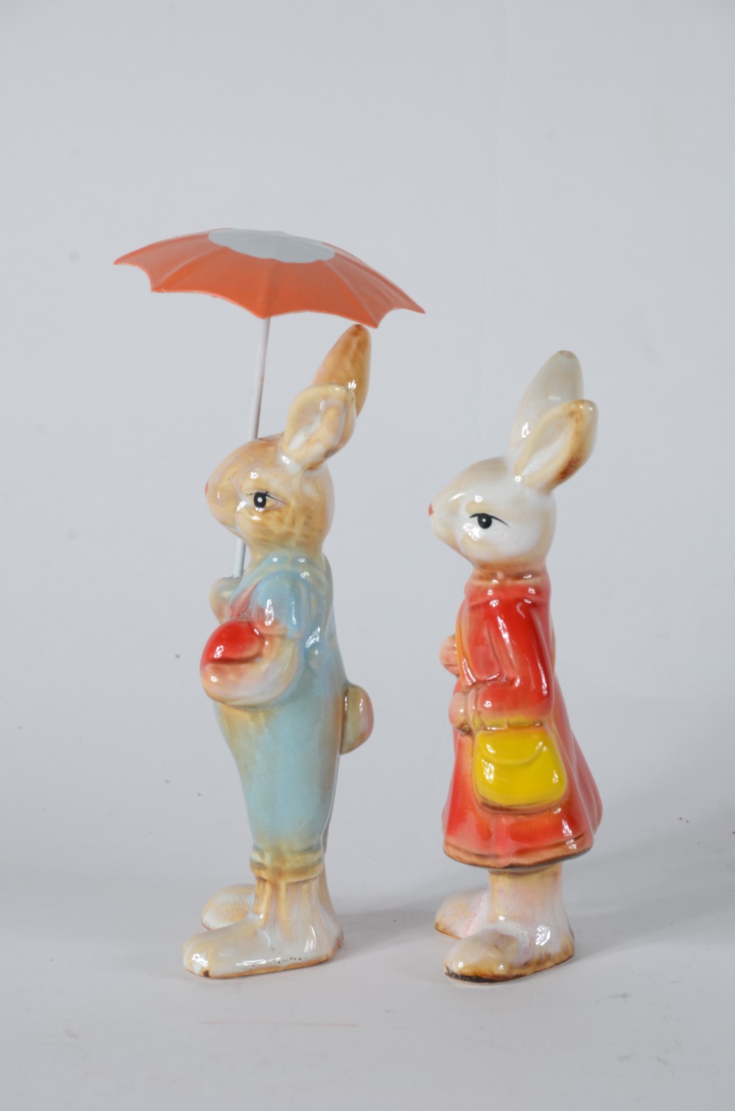 Par de esculturas de porcelana policromada representando coelhos com... - foto 5 de 6