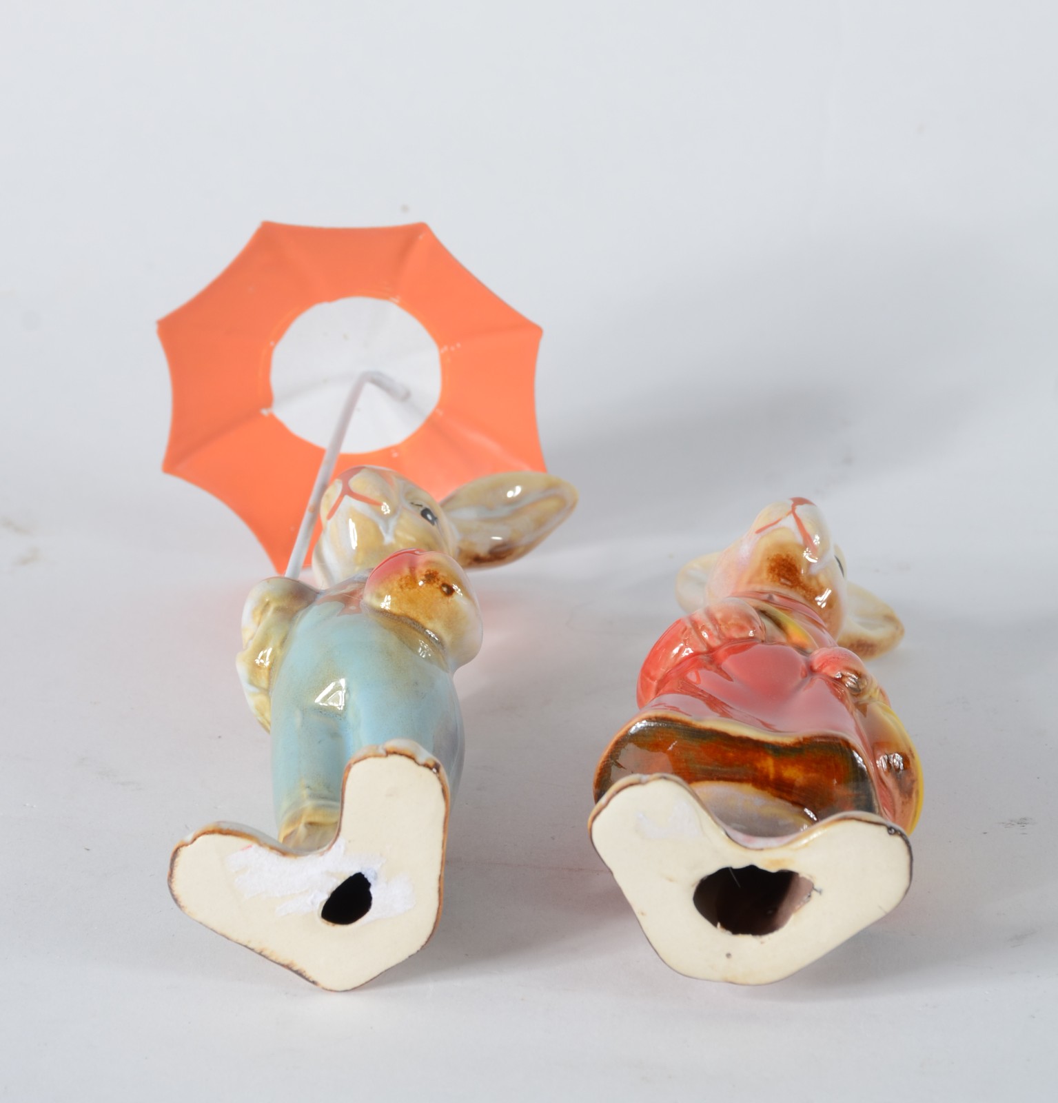 Par de esculturas de porcelana policromada representando coelhos com... - foto 6 de 6