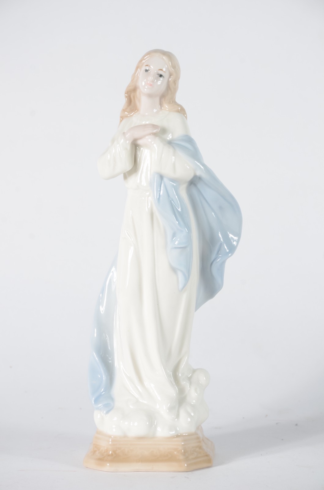 Escultura de porcelana policromada representando Nossa Senhora das... - foto 1 de 6