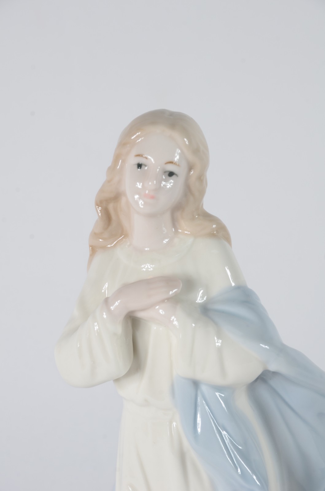 Escultura de porcelana policromada representando Nossa Senhora das... - foto 2 de 6