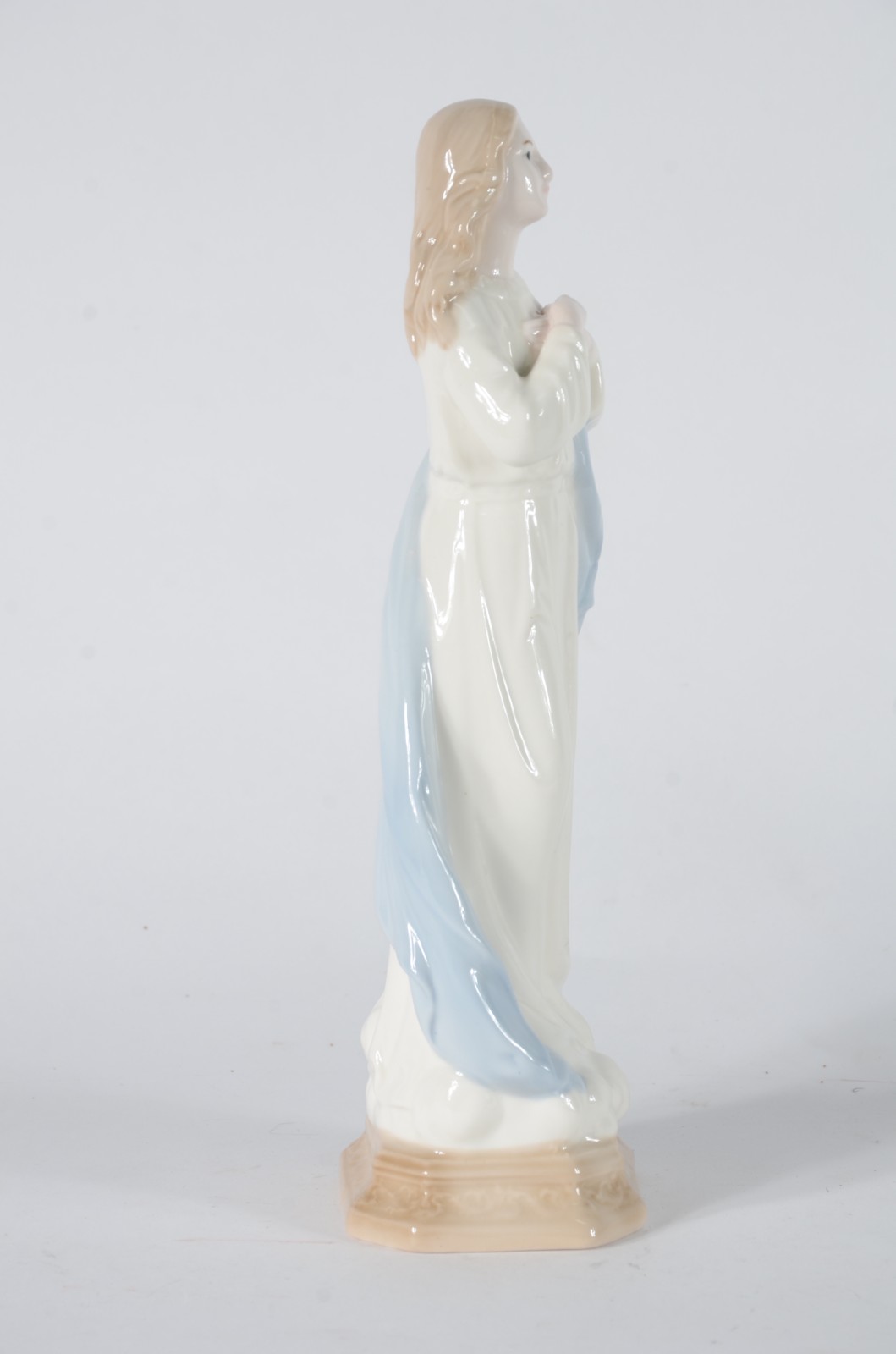 Escultura de porcelana policromada representando Nossa Senhora das... - foto 4 de 6