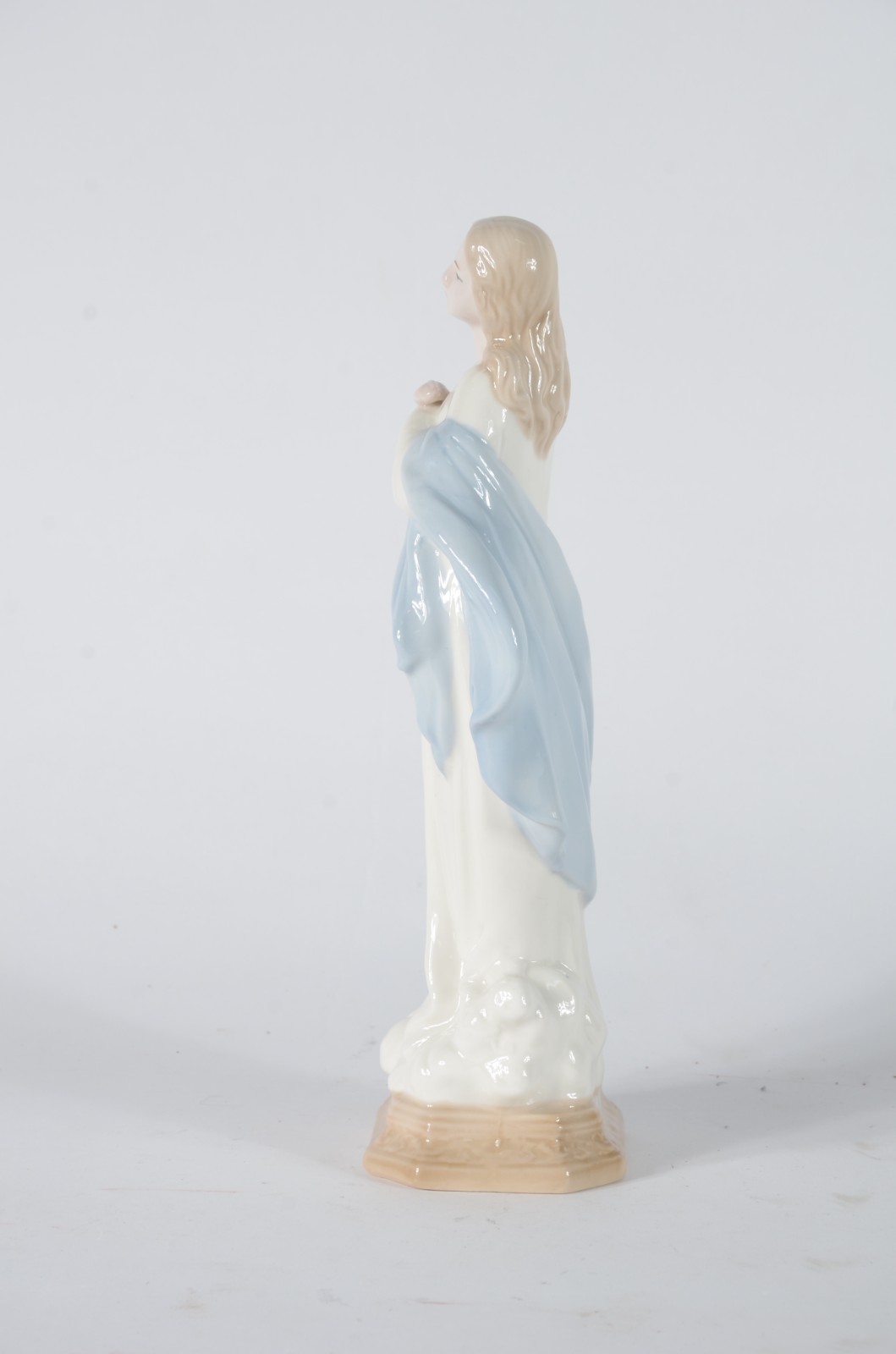 Escultura de porcelana policromada representando Nossa Senhora das... - foto 5 de 6