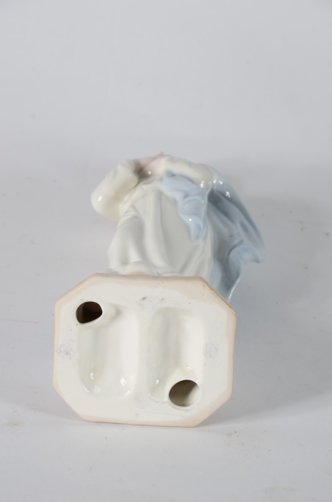 Escultura de porcelana policromada representando Nossa Senhora das... - foto 6 de 6