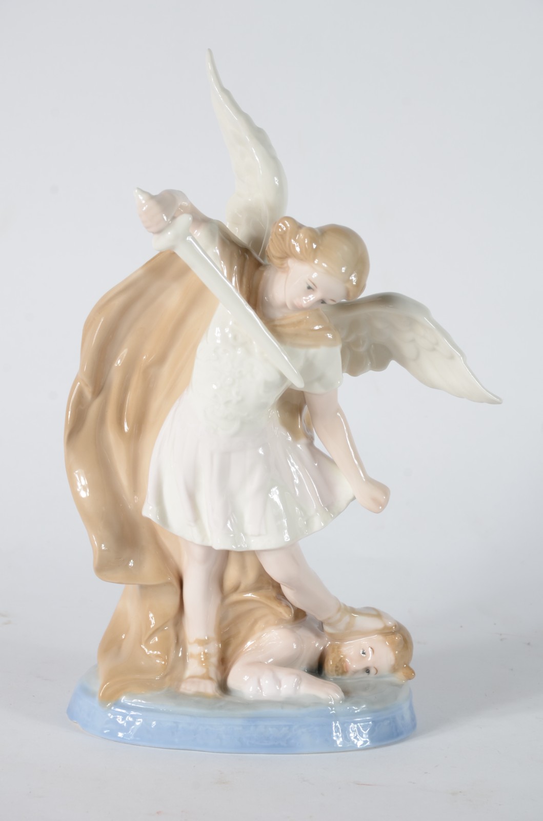 Escultura de porcelana policromada representando São Miguel Arcanjo. - foto 1 de 5