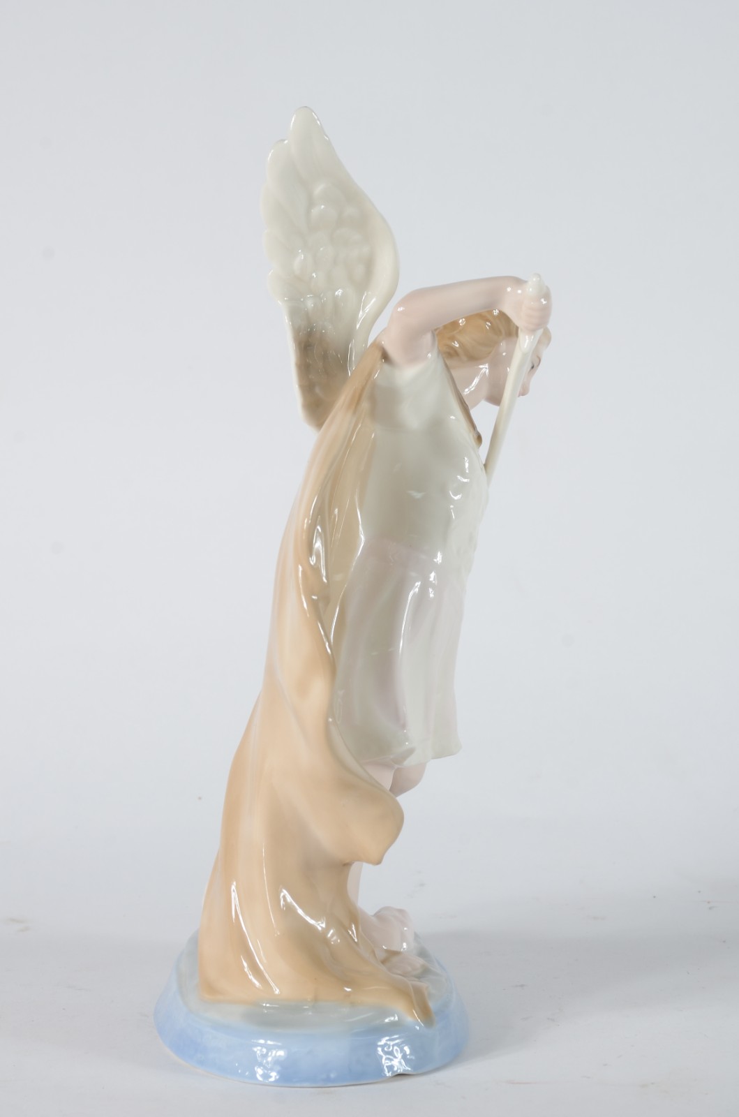 Escultura de porcelana policromada representando São Miguel Arcanjo. - foto 2 de 5