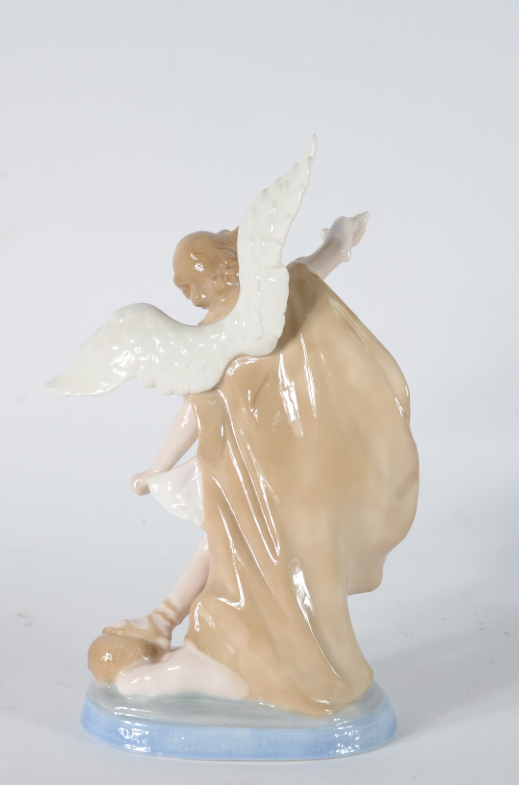 Escultura de porcelana policromada representando São Miguel Arcanjo. - foto 3 de 5