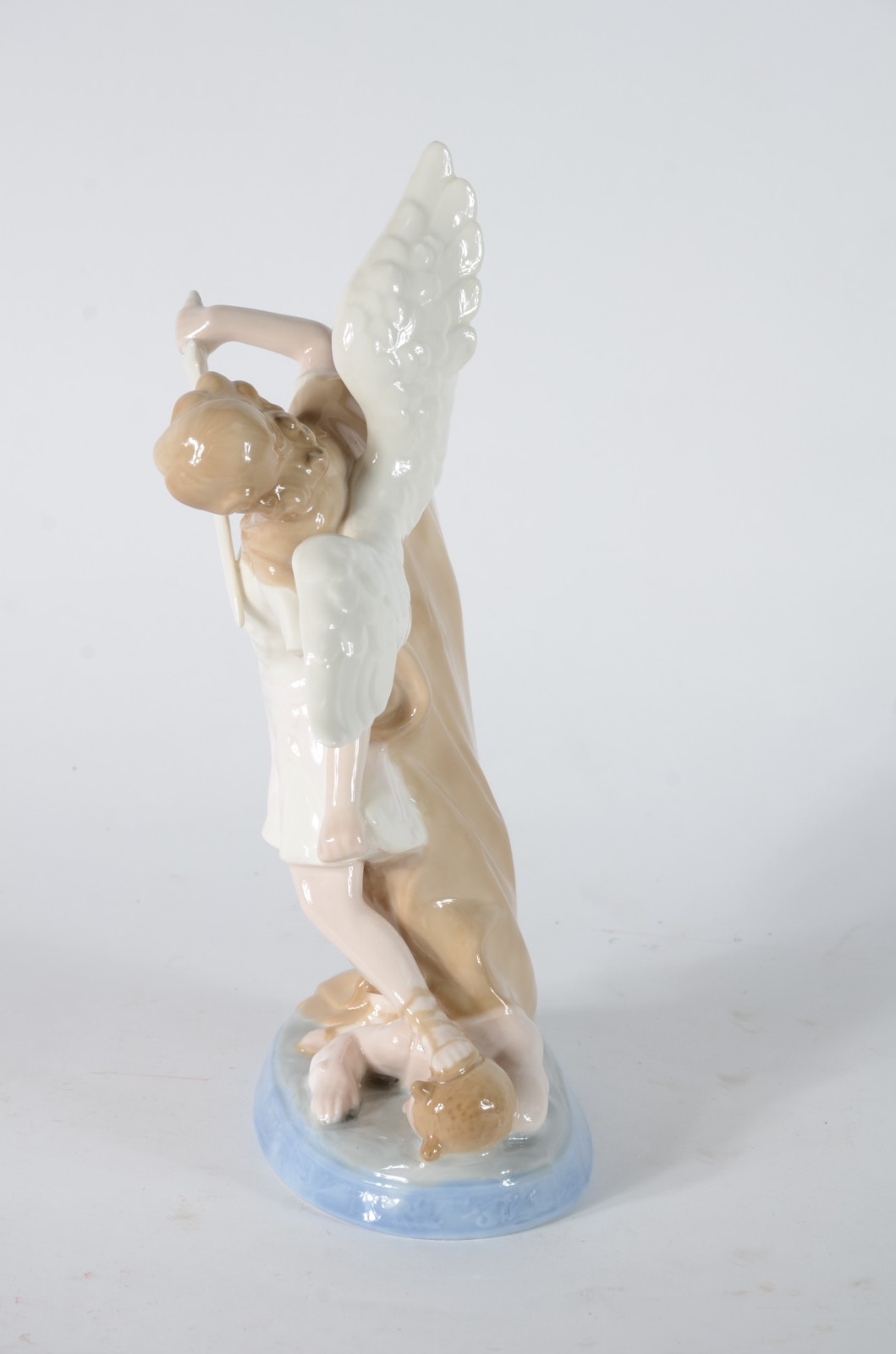 Escultura de porcelana policromada representando São Miguel Arcanjo. - foto 4 de 5