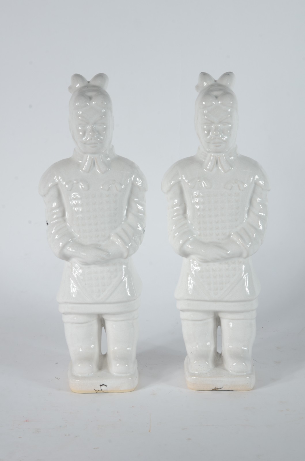 Dois esculturas de cerâmica branca oriental representando soldados. - foto 1 de 6