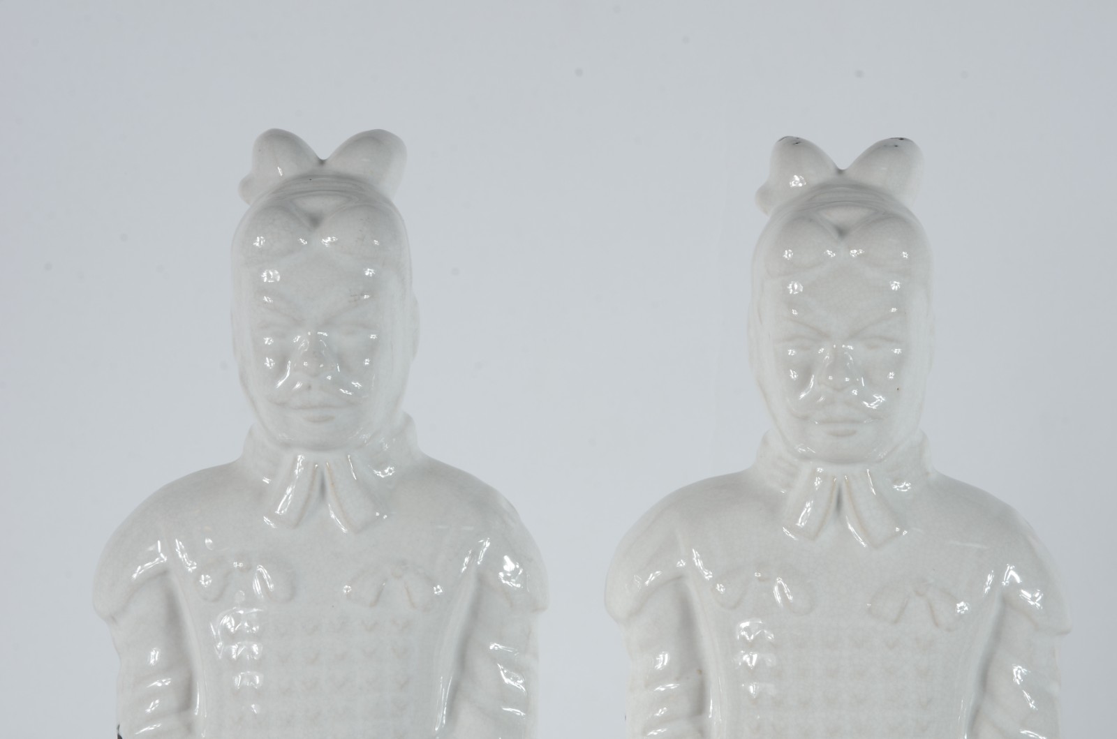 Dois esculturas de cerâmica branca oriental representando soldados. - foto 2 de 6