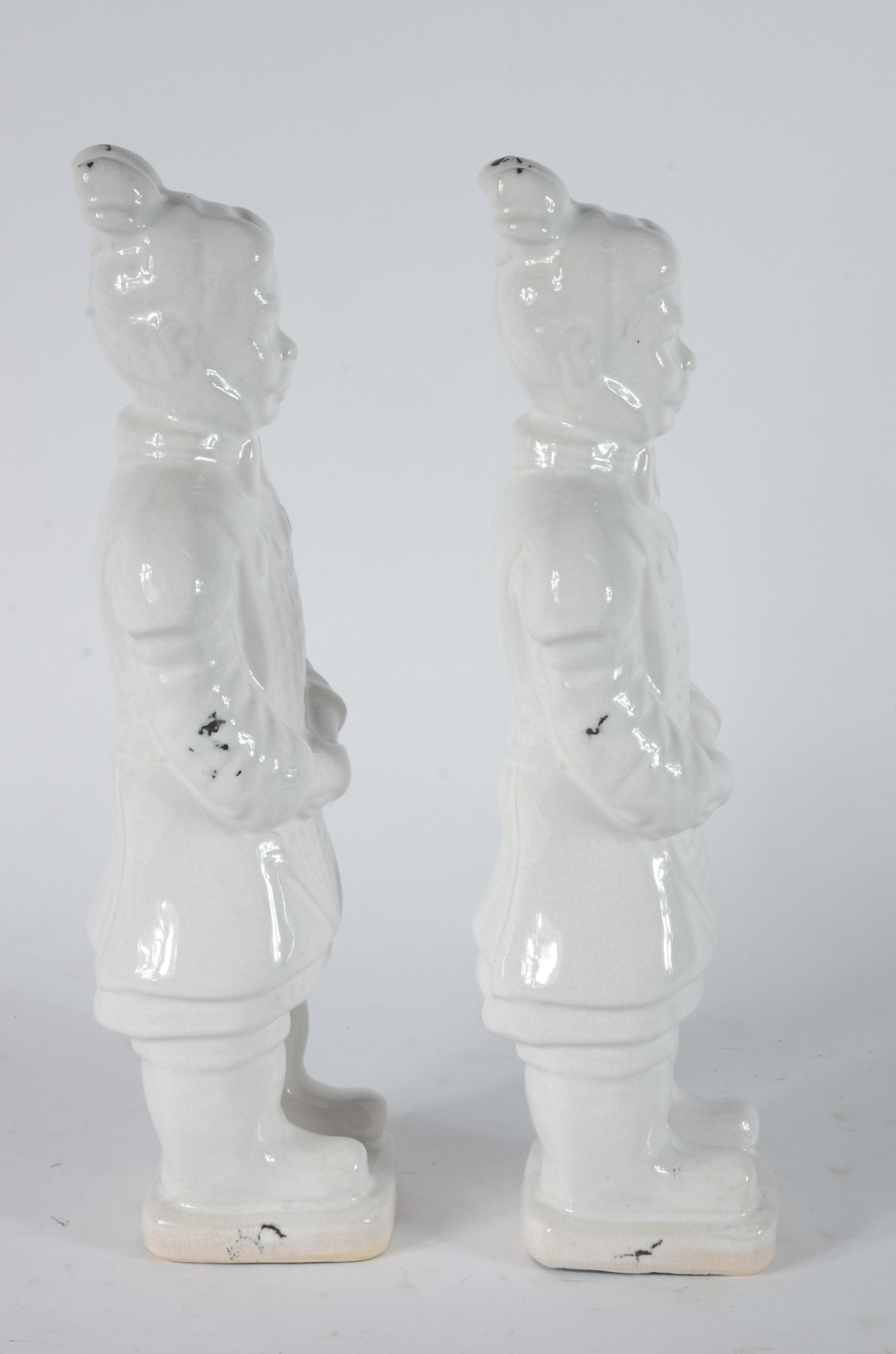 Dois esculturas de cerâmica branca oriental representando soldados. - foto 3 de 6