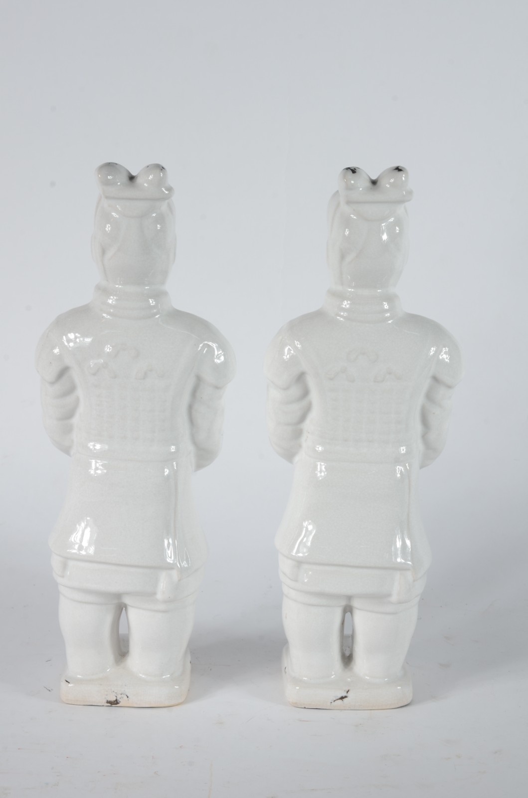 Dois esculturas de cerâmica branca oriental representando soldados. - foto 4 de 6