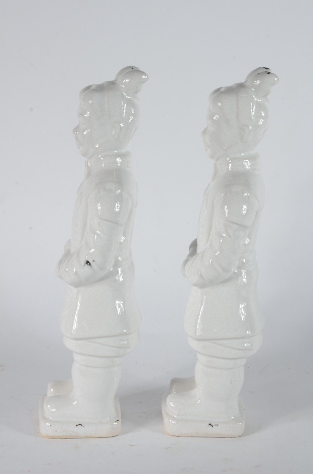 Dois esculturas de cerâmica branca oriental representando soldados. - foto 5 de 6