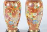 Par de pequenos vasos de porcelana oriental dec... - Par de pequenos vasos de porcelana oriental decorados com flores em policromia e realces dourados, bases de madeira.