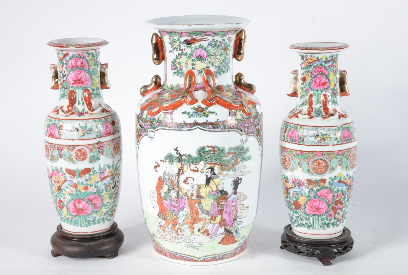 Três vasos de porcelana chinesa decorados com figuras e folhagens em... - foto 1 de 8
