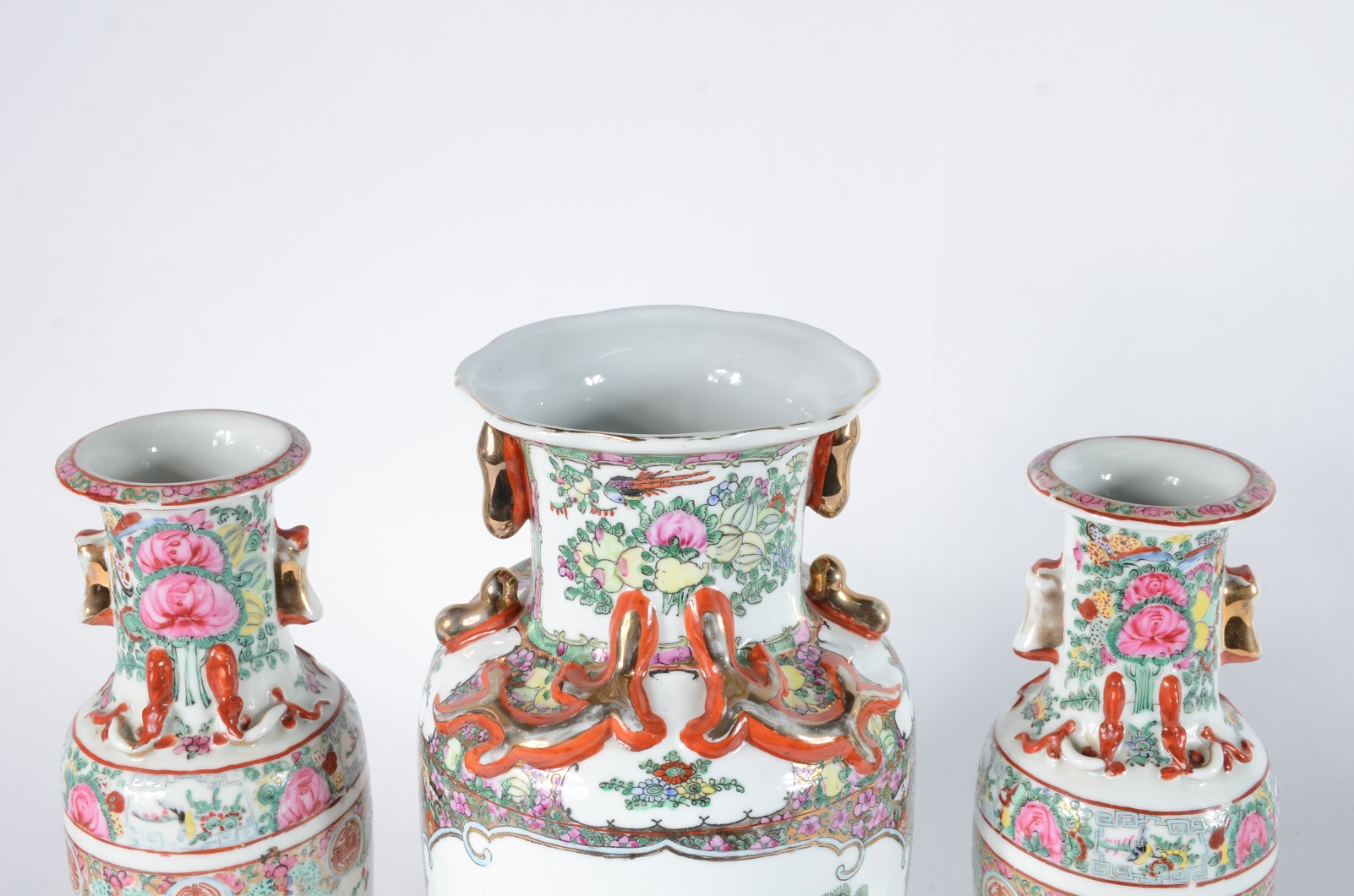 Três vasos de porcelana chinesa decorados com figuras e folhagens em... - foto 2 de 8