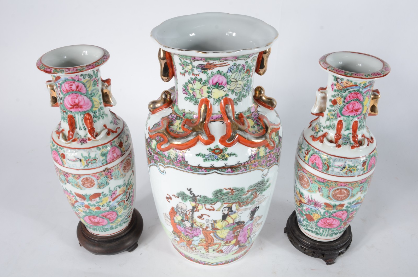 Três vasos de porcelana chinesa decorados com figuras e folhagens em... - foto 3 de 8