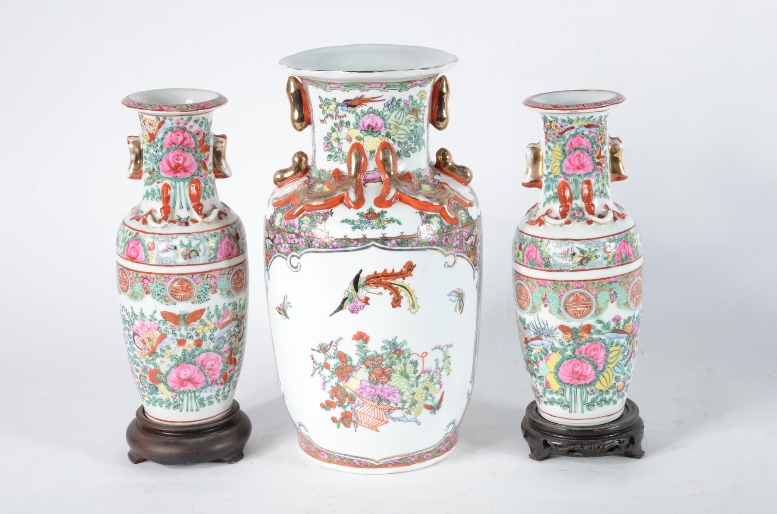 Três vasos de porcelana chinesa decorados com figuras e folhagens em... - foto 4 de 8