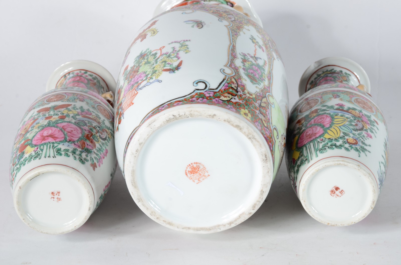 Três vasos de porcelana chinesa decorados com figuras e folhagens em... - foto 5 de 8