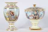 Duas peças de porcelana Dom Pedro decoradas com... - Duas peças de porcelana Dom Pedro decoradas com cenas românticas em policromia e realces dourados, sendo vaso e potiche.