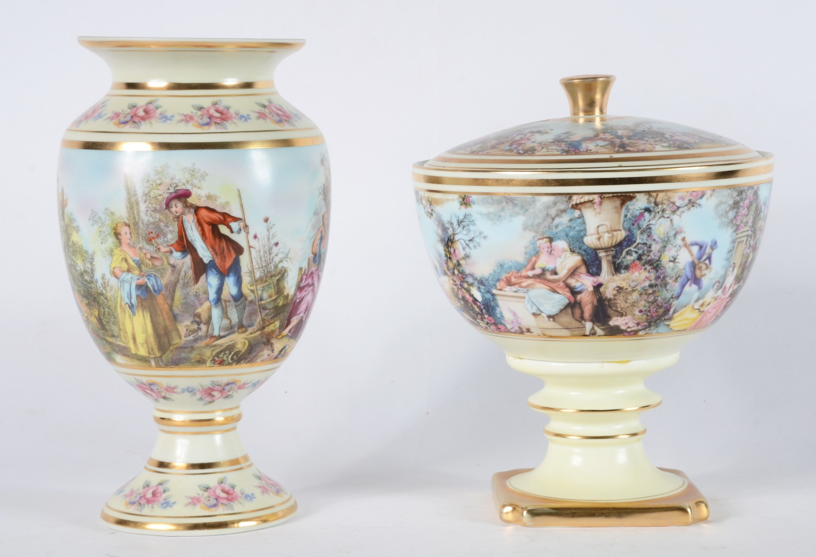 Duas peças de porcelana Dom Pedro decoradas com cenas românticas em... - foto 1 de 7