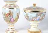 Duas peças de porcelana Dom Pedro decoradas com... - Duas peças de porcelana Dom Pedro decoradas com cenas românticas em policromia e realces dourados, sendo vaso e potiche.
