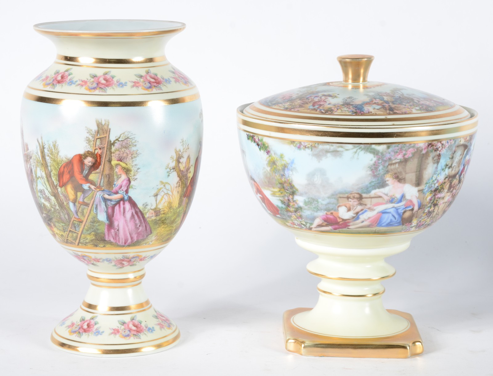 Duas peças de porcelana Dom Pedro decoradas com cenas românticas em... - foto 2 de 7