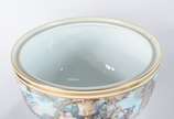Duas peças de porcelana Dom Pedro decoradas com... - Duas peças de porcelana Dom Pedro decoradas com cenas românticas em policromia e realces dourados, sendo vaso e potiche.