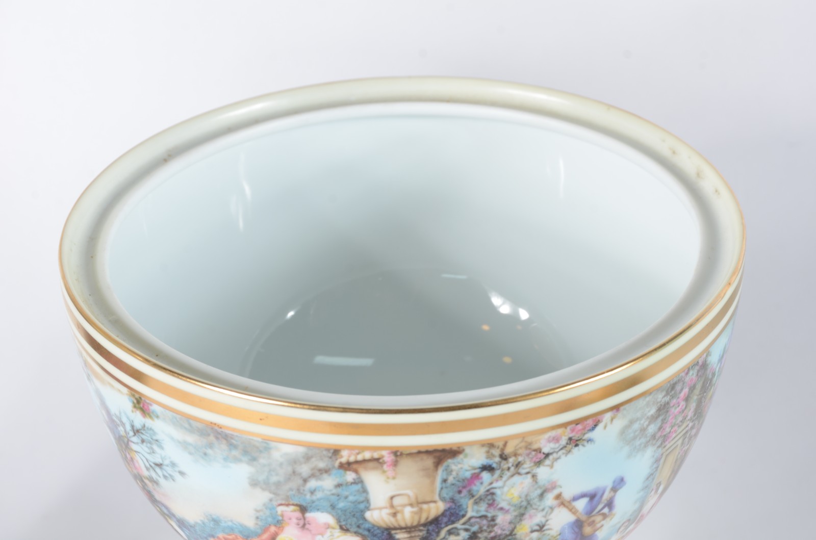 Duas peças de porcelana Dom Pedro decoradas com cenas românticas em... - foto 3 de 7