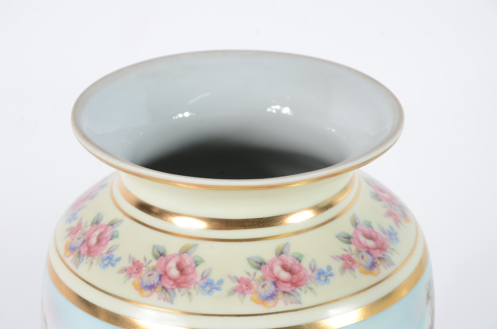 Duas peças de porcelana Dom Pedro decoradas com cenas românticas em... - foto 4 de 7