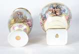 Duas peças de porcelana Dom Pedro decoradas com... - Duas peças de porcelana Dom Pedro decoradas com cenas românticas em policromia e realces dourados, sendo vaso e potiche.