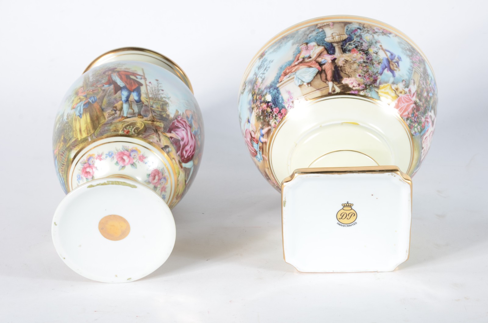Duas peças de porcelana Dom Pedro decoradas com cenas românticas em... - foto 5 de 7